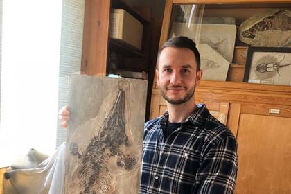 02/11/2022 El doctor Dean Lomax con el molde del primer fósil completo de ictiosaurio conservado en Berlín POLITICA INVESTIGACIÓN Y TECNOLOGÍA UNIVERSIDAD DE MANCHESTER