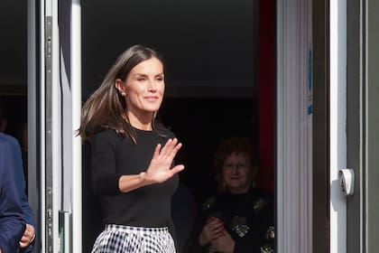02/11/2022 La Reina Letizia a su salida de la 22ª edición del ‘Festival de Cine Ópera Prima Ciudad de Tudela’, en el Cine Moncayo, a 2 de noviembre de 2022, en Tudela, Navarra (España). El festival es organizado por la EPEL Tudela-Cultura y Cine Club Muskaria y esta edición, que dura hasta el 5 de noviembre, homenajea a la directora de cine Pilar Miró por el 25 aniversario de su fallecimiento. El festival cuenta con 7 películas a concurso, una serie de actos previos y la proyección de la película de clausura ‘Emilia’ del tudelano Miguel Ángel Buttini. POLITICA Eduardo Sanz - Europa Press