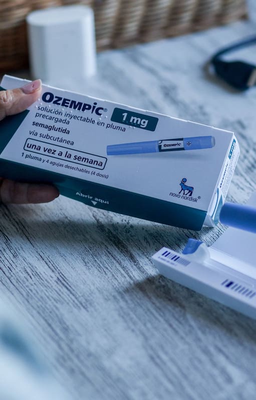 02/11/2023 Una persona utilizando Ozempic, a 2 de noviembre de 2023, en Madrid (España). Novo Nordisk, la firma danesa que fabrica Ozempic, ha presentado unos resultados trimestrales récord, con una subida de casi un 3% en Bolsa. Los ingresos de la empresa han subido un 38% hasta los 58.730 millones de coronas danesas, unos 7.800 millones de euros. Ozempic se trata de un fármaco para diabéticos que provoca una pérdida de hasta un 15% del peso corporal, debido a que actúa como supresor del apetito, un efecto secundario que ha puesto al medicamento de moda en las redes sociales como un fármaco para adelgazar. ECONOMIA Ricardo Rubio - Europa Press