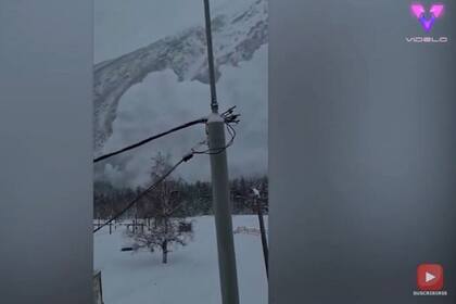 03-01-2022 Este vídeo captó una avalancha de nieve desde cerca.  MADRID, 3 Ene. (EDIZIONES) Alexey Ivanov, de 25 años, de Vologda (Rusia), vio cómo se producía una avalancha al pie del monte Elbrus el 21 de diciembre de 2021.  SOCIEDAD YOUTUBE - VIDELO- @LEXA_LT