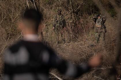 03-03-2020 Un migrante observa desde la costa turca mientras los soldados griegos patrullan el borde del río Evros el 3 de marzo de 2020 en Edirne, Turquía. POLITICA CHRIS MCGRATH