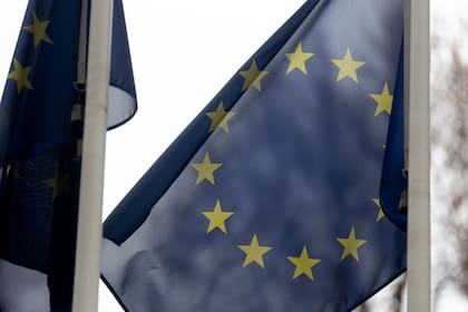 03/01/2024 Una bandera de la Unión Europea, a 3 de enero de 2024, en Madrid (España). La bandera de la Unión Europea está formada por 12 estrellas amarillas dispuestas en círculo sobre un fondo azul. Las estrellas representan los ideales de solidaridad y armonía entre los países de la Unión Europea, mientras que el círculo es un símbolo de su unidad. POLITICA Eduardo Parra - Europa Press