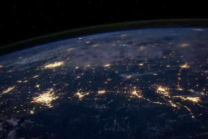 03/01/2024 Vista nocturna de la Tierra desde la órbita. Los rasgos centrales de la evolución humana pueden impedir que nuestra especie resuelva problemas ambientales globales como el cambio climático, según un estudio de la Universidad de Maine. POLITICA INVESTIGACIÓN Y TECNOLOGÍA UNIVERSIDAD DE MAINE