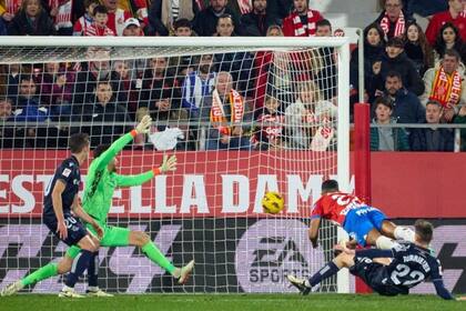 03/02/2024 Girona - Real Sociedad. El Girona empató (0-0) este sábado contra la Real Sociedad en la jornada 23 de LaLiga EA Sports antes de visitar al Real Madrid el próximo sábado, mientras que el Valencia recuperó su apuesta por Europa con un 2-1 sobre el Almería y Las Palmas no pudo hacer lo propio con un 1-1 ante el Granada. DEPORTES LALIGA