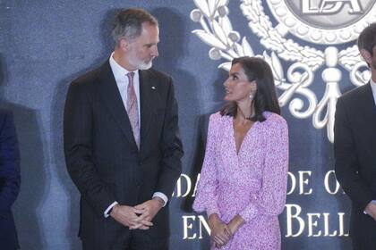 03/04/2024 Los Reyes de España entregan los premios durante la entrega de las Medallas de Oro al Mérito en las Bellas Artes 2022 en el Palacio de Congresos, a 3 de abril de 2024 en Cádiz (Andalucía, España). Los Reyes de España presiden la entrega de las Medallas de Oro al Mérito en las Bellas Artes 2022, en la que participan el ministro de Cultura, Ernest Urtasun, el presidente de la Junta de Andalucía, Juanma Moreno, el presidente del Parlamento de Andalucía, Jesús Aguirre, y el alcalde de Cádiz, Bruno García. POLITICA Francisco J. Olmo - Europa Press
