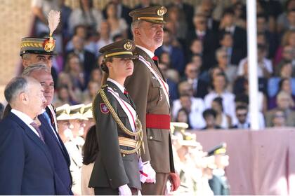 03/07/2024 El Rey Felipe VI y la Princesa Leonor durante la entrega de los Reales Despachos de empleo y nombramientos a los nuevos oficiales del Ejército de Tierra y de la Guardia Civil, en la Academia General Militar, a 3 de julio de 2024, en Zaragoza, Aragón (España). Durante el acto Su Majestad el Rey ha hecho entrega a la Princesa de Asturias del nombramiento como dama alférez cadete del Ejército de Tierra y le ha impuesto la Gran Cruz del Mérito Militar con distintivo blanco. POLITICA Ángel Díaz Briñas - Europa Press