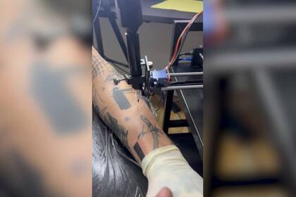 03/11/2023 Este hombre ha diseñado un dispositivo que puede hacer tatuajes, eliminando la necesidad de que un tatuador real haga todo el trabajo. SOCIEDAD YOUTUBE - VIDELO - DANIEL BEES