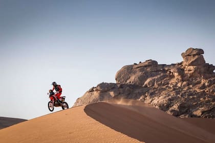 04/01/2021 AMP. Rally/Dakar.- Triunfo y liderato de Barreda y Sainz cede en la segunda etapa del Dakar. El piloto madrileño perdió 9 minutos con el catarí Al-Attiyah y el francés Peterhansel le arrebata la cabeza en la general