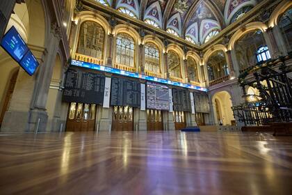 04/01/2023 Varios paneles del Ibex 35 en el Palacio de la Bolsa, a 4 de enero de 2023, en Madrid (España). El Ibex 35 ha iniciado la sesión de hoy con un avance cercano al 0,6%, que ha llevado al selectivo a conquistar los 8.400 puntos tras quedarse ayer al borde de esta cota. En concreto, el selectivo ha despertado en los 8.444 enteros, en una jornada en la que los inversores estarán pendientes de nuevos datos macro, como el IPC de Francia, y de las actas de la última reunión de la Reserva Federal Estadounidense (Fed), que se publicarán tras el cierre de los mercados europeos. ECONOMIA Jesús Hellín - Europa Press