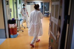 04/01/2024 Una sanitaria en la unidad de cuidados intensivos pediátricos (UCIP) del Hospital Ramón y Cajal, a 4 de enero de 2024, en Madrid (España). En la última semana del año 2023 y la primera del 2024 se han disparado en España los casos de gripe y de Covid, coincidiendo con el virus respiratorio sincital (VRS), causante de la bronquiolitis. La tasa de incidencia de enfermedades respiratorias agudas en España en Atención Primaria se sitúa en 908,6 casos por 100.000 habitantes, lo que supone un aumento del 12,7% con respecto a la semana anterior, cuando la cifra fue de 806 casos. La positividad de la gripe ha aumentado del 20% al 25% esta semana con respecto a la anterior, y lo mismo ha ocurrido con el Covid cuya incidencia ha pasado del 12% al 13%. Mientras, se ha mantenido estable en el caso del virus respiratorio sincital (VRS), con un 14,2% frente al 15,1% en la semana previa. SALUD Alejandro Martínez Vélez - Europa Press