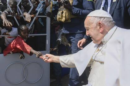 04/02/2023 El Papa recibe una limosna por parte de un niño en Sudán del Sur SOCIEDAD SUR DE SUDÁN VATICAN MEDIA