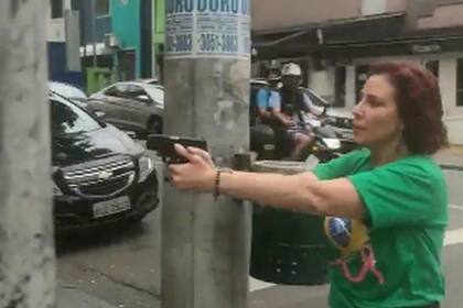 04/02/2023 La diputada Carla Zambelli, con un arma en las calles de Sao Paulo POLITICA CAPTURA