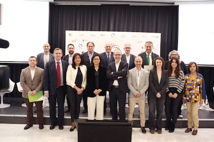 04/03/2024 Catorce sociedades científicas españolas lanzan la 'Guía Giro' para abordar la obesidad en adultos. Catorce sociedades científicas han lanzado la 'Guía Española del Manejo Integral y Multidisciplinar de la Obesidad en Personas Adultas', 'Guía Giro', con el objetivo de ofrecer información y herramientas actualizadas acerca de esta enfermedad, tanto a profesionales de la salud como a pacientes, ante la falta de un Plan Nacional de abordaje de la obesidad en adultos. SALUD SEEDO