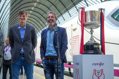 04/04/2024 Los exfutbolistas Rafael Alkorta (d), y Leo Franco (i), a su llegada con la copa, a 4 de abril de 2024, en Sevilla, Andalucía (España). Los exfutbolistas Rafael Alkorta (i), en representación del Athletic Club, y Leo Franco (d), en representación del Mallorca, trasladan a Sevilla procedente de Madrid en un AVE el trofeo de la Copa del Rey que se disputa este sábado en la capital Andaluza. DEPORTES Francisco J. Olmo - Europa Press