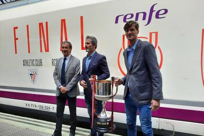 04/04/2024 Un directivo de Renfe junto a Rafa Alkorta, exjugador del Athletic Club, y Leo Franco, exjugador del RCD Mallorca, posando junto al trofeo de la Copa del Rey. DEPORTES RENFE