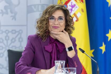 04/06/2024 La vicepresidenta cuarta y ministra de Hacienda, María Jesús Montero, durante una rueda de prensa posterior al Consejo de Ministros, en el Palacio de La Moncloa, a 4 de junio de 2024, en Madrid (España). El Gobierno, a propuesta del Ministerio de Juventud e Infancia, ha aprobado un anteproyecto de ley para la protección del menor en entornos digitales. La nueva ley tiene previsto obligar a incorporar de fábrica a los dispositivos tecnológicos un control parental gratuito y accesible. ECONOMIA Eduardo Parra - Europa Press
