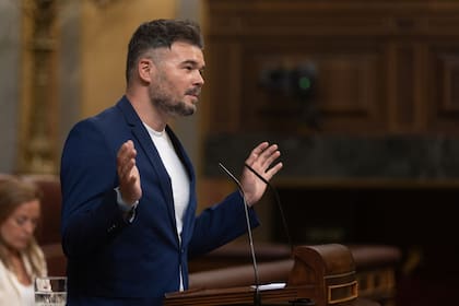 04/07/2024 El portavoz de ERC en el Congreso, Gabriel Rufián, interviene durante una sesión plenaria en el Congreso de los Diputados, a 4 de julio de 2024, en Madrid (España). El Pleno del Congreso celebra una sesión extraordinaria para debatir como único punto la toma en consideración de la Proposición de Ley Orgánica de reforma de la Ley Orgánica del Poder Judicial y de reforma del Estatuto Orgánico del Ministerio Fiscal, a iniciativa de los grupos Popular y Socialista. Las modificaciones afectan a los requisitos para el nombramiento de magistrados y magistradas en las Salas del Tribunal Supremo, los servicios especiales y las excedencias voluntarias de jueces y magistrados y diferentes cuestiones referidas al Consejo General del Poder Judicial. DEPORTES Eduardo Parra - Europa Press