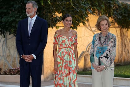 04/08/2022 Los Reyes, Felipe VI y Letizia, y La Reina Sofía durante una recepción ofrecida a las autoridades de las Illes Baleares y a una representación de la sociedad balear, en el Palacio de Marivent POLITICA EUROPA ESPAÑA SOCIEDAD