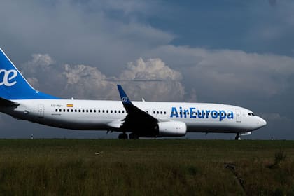 04/11/2023 Un avión de la compañía Air Europa, a su llegada al Aeropuerto de Alvedro, a 4 de noviembre de 2023, en A Coruña, Galicia (España). Un avión de Air Europa ha tenido complicaciones al aterrizar en el Aeropuerto de Alvedro por las fuertes rachas de viento traídas por la borrasca Domingos. El avión no ha logrado tocar tierra hasta pasados diez minutos desde su llegada al aeropuerto. Los vientos en Galicia provocados por el temporal superan los 170 kilómetros por hora. POLITICA Gustavo de la Paz - Europa Press