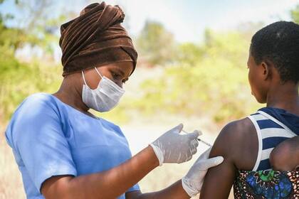 05-01-2022 Una mujer recibe la vacuna contra la COVID-19 en el distrito de Kasungo, en Malawi. SALUD UNICEF