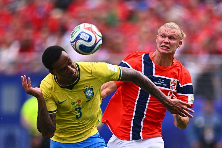 05 July 2026, US, East Rutherford: Norway's Erling Haaland (R) tracks Brazil's Gabriel Magalhaes during the 2026 FIFA World Cup Round of 16 knockout match between Brazil and Norway at New York–New Jersey Stadium. Photo: Tom Weller/dpa
