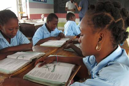 05/02/2018 NIñas leyendo en una escuela de los salesianos en Cotonou, Benín, África SOCIEDAD
