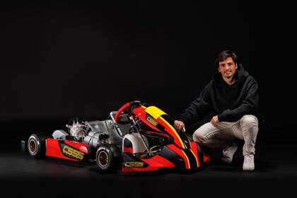 05/02/2024 Carlos Sainz presenta su gama de productos de karting 'CS55 Racing Kart'. El piloto español de Fórmula 1 Carlos Sainz (Ferrari) se ha unido a la empresa italiana OTK Kart Group, con la que estuvo vinculado en los primeros años de su carrera, para crear 'CS55 Racing Kart', una gama propia de productos para el karting. DEPORTES CARLOSSAINZ.ES