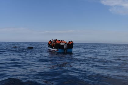 05/03/2022 Migrantes en un bote de madera, que salieron de las costas de Libia, esperan se rescatados por miembros de la ONG Open Arms, a 5 de marzo de 2022, frente a la costa de Libia, en el Mar Mediterráneo. SOCIEDAD Antonio Sempere - Europa Press