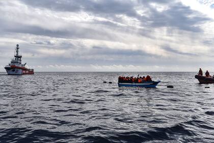 05/03/2022 Una embarcación rápida del Open Arms se acerca a migrantes en un bote de madera, que salieron de las costas de Libia, a 5 de marzo de 2022, frente a la costa de Libia, en el Mar Mediterráneo. POLITICA Antonio Sempere - Europa Press