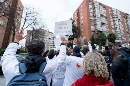 05/03/2023 Varias personas marchan en una manifestación por la sanidad pública en Villa de Vallecas desde el centro de salud Cerro Almodovar, a 5 de marzo de 2023, en Madrid (España). SALUD Alberto Ortega - Europa Press