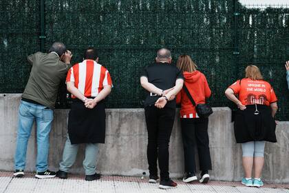 05/04/2024 Varios aficionados observan desde una valla las instalaciones del Athletic Club de Bilbao, a 5 de abril de 2024, en Lezama, Vizcaya, País Vasco (España). Mañana, 6 de abril, el Estadio La Cartuja de Sevilla acoge, por quinta vez consecutiva, la final de la Copa del Rey 2024, en la que se disputarán el premio el RCD Mallorca y el Athletic Club. Se trata de la 120ª edición de la Copa del Rey, considerada la principal competición nacional de fútbol por eliminatorias de España. Esta edición dio comienzo el pasado 11 de octubre de 2023. DEPORTES H.Bilbao - Europa Press