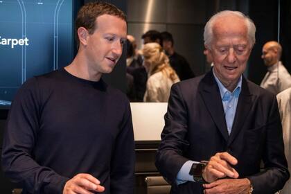 05/05/2022 Mark Zuckerberg y Leonardo del Vecchio con un prototipo de pulsera POLITICA INVESTIGACIÓN Y TECNOLOGÍA META