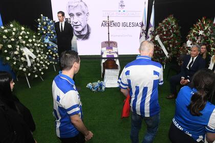 05/05/2023 Varias personas visitan el féretro del entrenador de fútbol del Deportivo, Arsenio Iglesias, en la capilla ardiente en el estadio de Riazor, a 5 de mayo de 2023, en A Coruña, Galicia (España). Arsenio Iglesias ha fallecido hoy a los 92 años. Conocido como 'O Bruxo de Arteixo', Iglesias fue famoso por dirigir principalmente al Deportivo, apodado durante su etapa como el 'Superdépor', al que devolvió a la Primera División y con el que conquistó la Copa del Rey en 1995, al derrotar por 2-1 al Valencia en el Santiago Bernabéu, en una final que se tuvo que suspender por la lluvia y que significó el primer título de la historia del club. La capilla ardiente ha demorado su apertura ya que los restos mortales del que fuera entrenador del ‘Superdépor' han sido embalsamados y se necesitaba llevar a cabo trámites para poder instalarla en un recinto público. DEPORTES M. Dylan - Europa Press