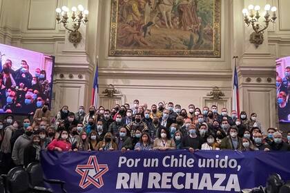 05/06/2022 Militantes de Renovación Nacional muestran una pancarta confirmando su rechazo a la nueva Constitución de Chile. POLITICA SUDAMÉRICA INTERNACIONAL CHILE LATINOAMÉRICA RENOVACIÓN NACIONAL