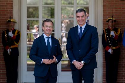 05/06/2023 El presidente del Gobierno, Pedro Sánchez (d), posa junto al primer ministro del Reino de Suecia, Ulf Kristersson (i), en el Palacio de la Moncloa, a 5 de junio de 2023, en Madrid (España). Sánchez se ha reunido hoy con el primer ministro de Suecia, país que este mes concluye la Presidencia semestral del Consejo Europeo a la espera del relevo español, según ha anunciado Presidencia del Gobierno. Durante el encuentro, han abordado las circunstancias del testigo que el mandatario sueco cederá a Pedro Sánchez el 1 de julio, cuando Suecia concluya la Presidencia rotatoria de la UE y comience la de España. Sánchez acaba de regresar de Moldavia, donde ha participado en la segunda cumbre de la Comunidad Política Europea (CPE), que ha reunido a 45 jefes de Estado y de Gobierno europeos, entre ellos el propio Kisterrson. POLITICA Alberto Ortega - Europa Press