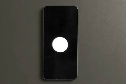 05/06/2024 Concepto de interacción con IA en un móvil de Nothing. Nothing ya trabaja en su siguiente 'smartphone' insignia, Phone (3), que llegará el próximo año, al que acompañará una serie de funciones de 'software' y 'hardware' nuevas impulsadas por la inteligencia artificial de consumo. POLITICA INVESTIGACIÓN Y TECNOLOGÍA NOTHING