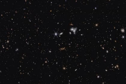 05/07/2023 Una vista ampliada de las imágenes capturadas por el Telescopio Espacial James Webb en luz infrarroja cercana para el Sondeo Cosmic Evolution Early Release Science (CEERS)..  Astrónomos han descubierto el agujero negro supermasivo activo más distante hasta la fecha con el telescopio espacial James Webb (JWST), según publican en 'The Astrophysical Journal Letters'.  POLITICA INVESTIGACIÓN Y TECNOLOGÍA NASA, ESA, CSA, STEVE FINKELSTEIN (UT AUSTIN)