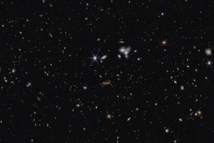 05/07/2023 Una vista ampliada de las imágenes capturadas por el Telescopio Espacial James Webb en luz infrarroja cercana para el Sondeo Cosmic Evolution Early Release Science (CEERS).. Astrónomos han descubierto el agujero negro supermasivo activo más distante hasta la fecha con el telescopio espacial James Webb (JWST), según publican en 'The Astrophysical Journal Letters'. POLITICA INVESTIGACIÓN Y TECNOLOGÍA NASA, ESA, CSA, STEVE FINKELSTEIN (UT AUSTIN)