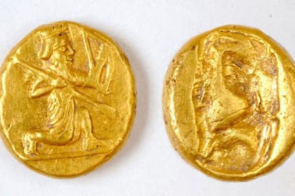 05/08/2024 Los arqueólogos descubrieron una olla con monedas de oro persas, llamadas daricos, en la antigua ciudad de Notion en Turquía. POLITICA INVESTIGACIÓN Y TECNOLOGÍA NOTION ARCHAEOLOGICAL PROJECT, UNIV. DE MICHIGAN