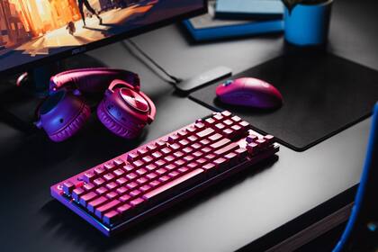 05/09/2023 El nuevo teclado G Pro X TKL Lightspeed y el ratón G Pro X Superlight 2 de Logitech.. Logitech ha presentado los nuevos integrantes de la serie de dispositivos Logitech G Pro, con el teclado G Pro X TKL Lightspeed, que incluye teclas programables e iluminación RGB, y el nuevo el ratón G Pro X Superlight 2, que utiliza interruptores Lightforce Hybrid para mejorar la precisión. POLITICA LOGITECH