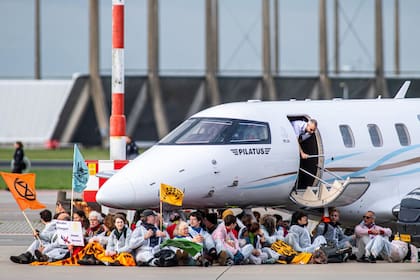 05/11/2022 Activistas climáticos bajo un avión privado en el Aeropuerto de Ámsterdam-Schiphol SOCIEDAD EUROPA PAÍSES BAJOS GREENPEACE