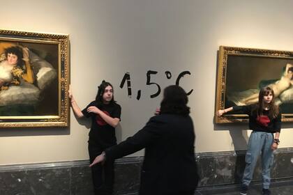 05/11/2022 Activistas ecologistas se pegan al marco de 'La maja desnuda' y 'La maja vestida' de Francisco de Goya, en el Museo Nacional del Prado en Madrid, a 5 de noviembre de 2022, Madrid..  El pegamento y la pintura en 'spray' que utilizaron eran de plástico para eludir el detector de metales  CULTURA REBELIÓN O EXTINCIÓN