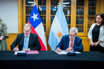 05/12/2023 El ministro de Exteriores de Chile, Alberto van Klaveren, y el embajador de Argentina en Chile, Rafael Bielsa. Chile y Argentina han firmado este martes un tratado de extradición que permitirá agilizar los trámites para implementar las solicitudes con mayor rapidez y una colaboración "más robusta y fructífera" entre ambos países en materia judicial. POLITICA MINISTERIO DE EXTERIORES DE CHILE