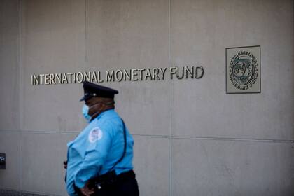06-04-2021 (210406) -- WASHINGTON, April 6, 2021 (Xinhua) -- A person walks past the International Monetary Fund headquarters in Washington, D.C., the United States, on April 6, 2021. The International Monetary Fund (IMF) on Tuesday projected that the global economy will grow by 6 percent in 2021, 0.5 percentage point above the January forecast, according to the latest World Economic Outlook (WEO). POLITICA Europa Press/Contacto/Ting Shen