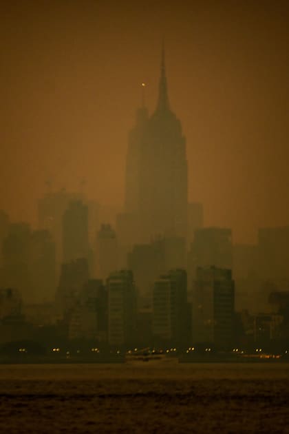 Una neblina naranja cubre la ciudad de Nueva York mientras el humo de múltiples incendios en Canadá se desplaza hacia el sur en la ciudad de Nueva York