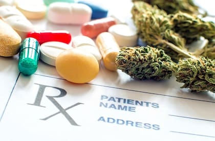 06/01/2018 Primer plano de pastillas recetadas con cannabis medicinal y papel recetado SALUD LA SOCIEDAD ESPAÑOLA DEL DOLOR (SED)