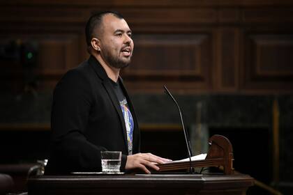 06/02/2024 El diputado de Sumar Nahuel González López, durante una sesión plenaria en el Congreso de los Diputados, a 6 de febrero de 2024, en Madrid (España). El Pleno del Congreso de los Diputados celebra hoy el primer pleno ordinario del nuevo periodo de sesiones, con el debate de toma en consideración de una proposición de ley del Parlamento catalán sobre servicio de cajero automático en los municipios en riesgo de exclusión y otra del Grupo Popular relativa a crímenes de ETA sin resolver. Además, el pleno acoge la comparecencia del ministro de Transportes y Movilidad Sostenible para informar sobre la actualidad acerca del vertido de pellets de plástico aparecido en la costa gallega. POLITICA Fernando Sánchez - Europa Press