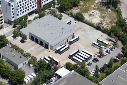 06/03/2024 Activo de Azora en Miami. Azora ha adquirido una plataforma de almacenamiento industrial en Miami (Florida, Estados Unidos) por 12,8 millones de dólares (11,8 millones de euros), que se suma a la cartera de más de 506 millones de euros que la gestora española ya tiene en ese país en activos logísticos. ECONOMIA NORTEAMÉRICA ESTADOS UNIDOS AZORA