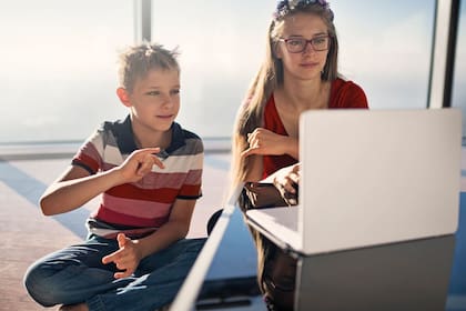 06/03/2024 Dos niños usando un ordenador portátil POLITICA INVESTIGACIÓN Y TECNOLOGÍA VODAFONE