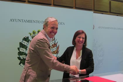 06/04/2014 Jorge Azcón (PP) y Sara Fernández (Cs) durante la firma del acuerdo de gobernabilidad DEPORTES ARAGÓN ESPAÑA EUROPA ZARAGOZA POLÍTICA